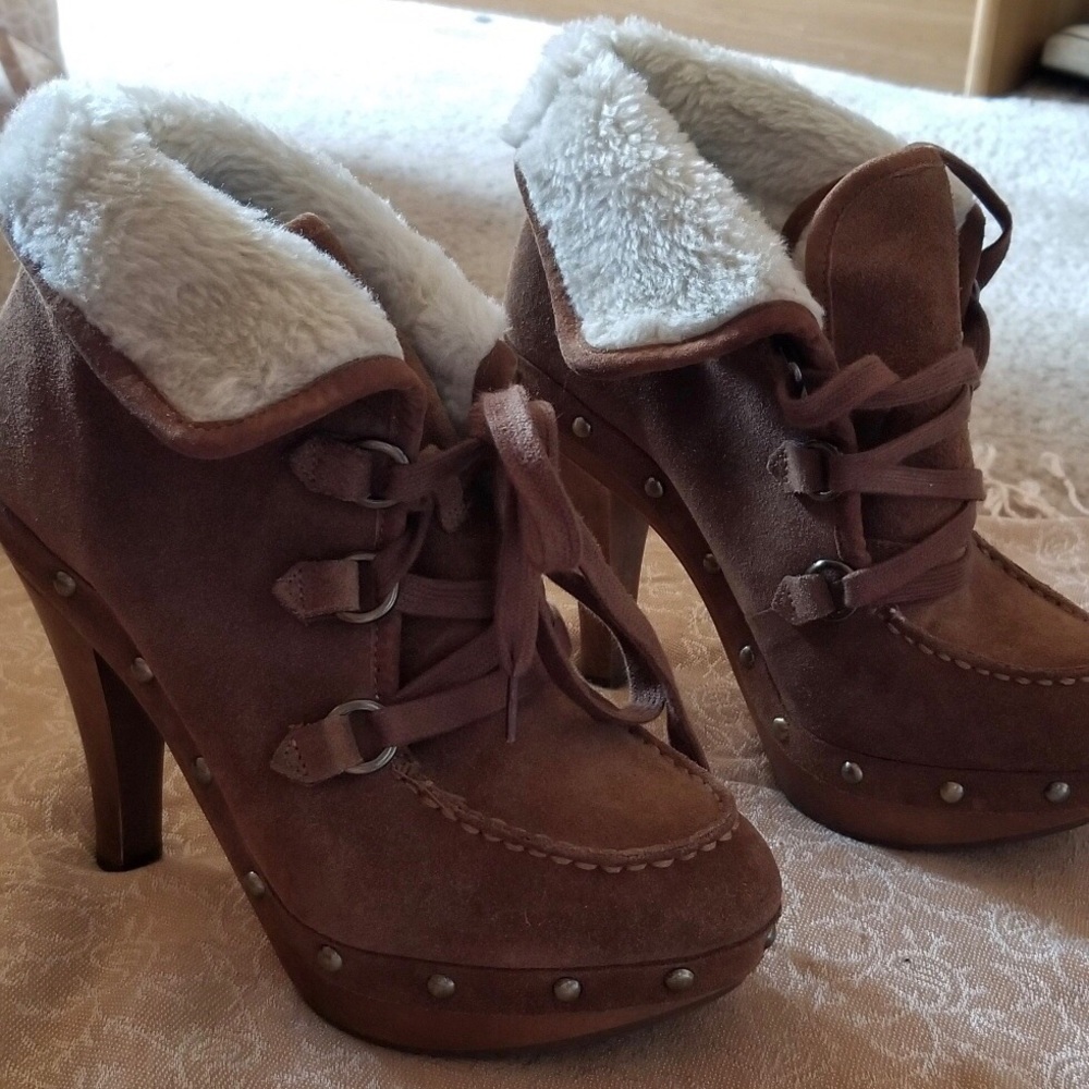 GUESS brown suede boots, fur lining inside